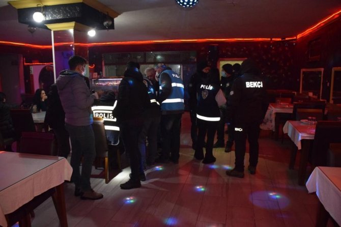 Polis yaptığı baskında çok sayıda kaçak içki ele geçirdi