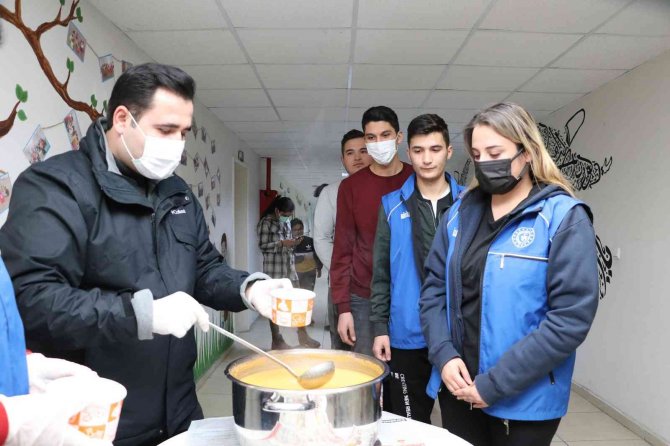Soğuk havada öğrencilerin içini ısıtan etkinlik
