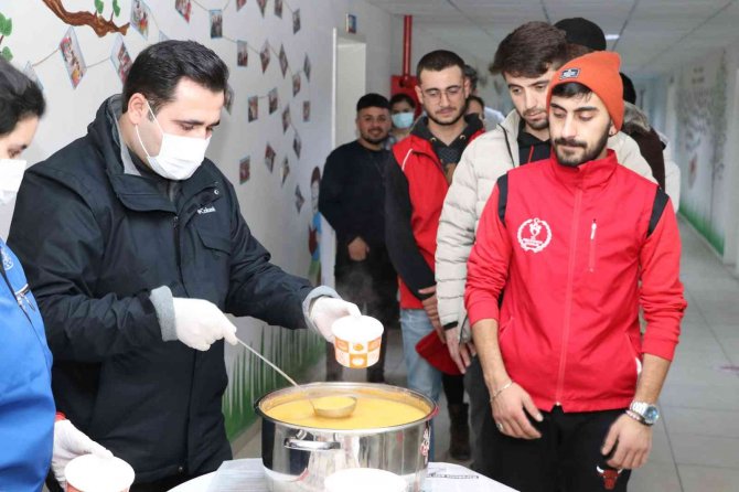 Soğuk havada öğrencilerin içini ısıtan etkinlik