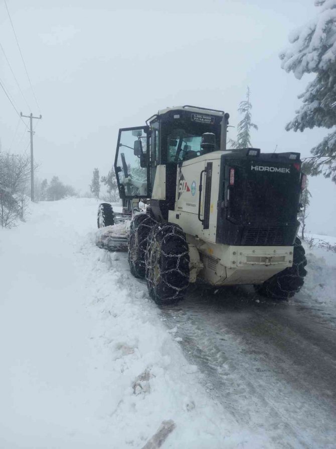 Yalova’da ekiplerin kar mesaisi