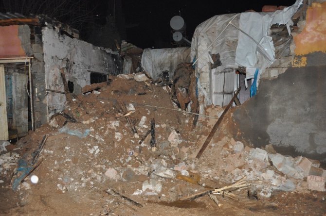 Yangında ev çöktü: 1 ağır yaralı