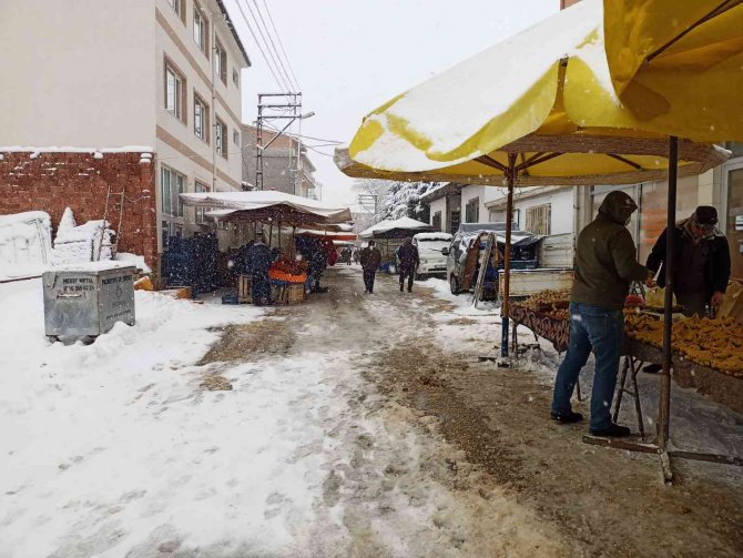 Yoğun kar yağışı nedeniyle ilçe pazarında tezgahlar boş kaldı