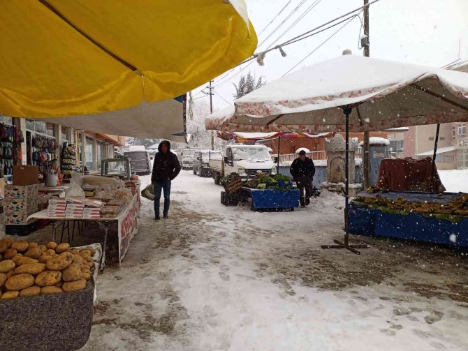 Yoğun kar yağışı nedeniyle ilçe pazarında tezgahlar boş kaldı