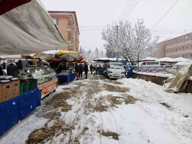 Yoğun kar yağışı nedeniyle ilçe pazarında tezgahlar boş kaldı