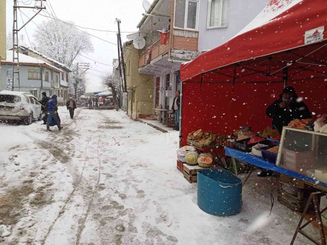 Yoğun kar yağışı nedeniyle ilçe pazarında tezgahlar boş kaldı