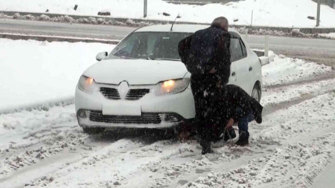 Yozgat’ta kar ulaşımı aksattı, çok sayıda tır ver araç yolda kaldı