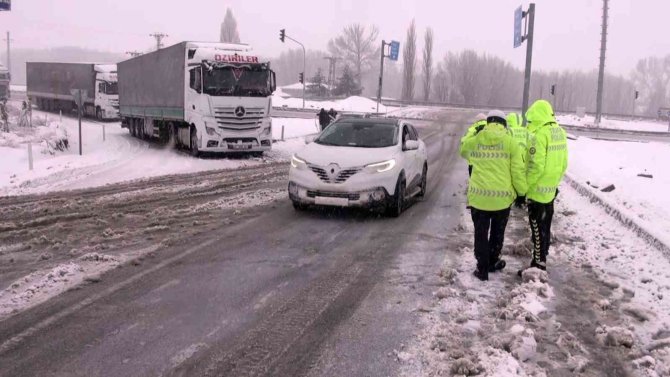 Yozgat’ta kar ulaşımı aksattı, çok sayıda tır ver araç yolda kaldı