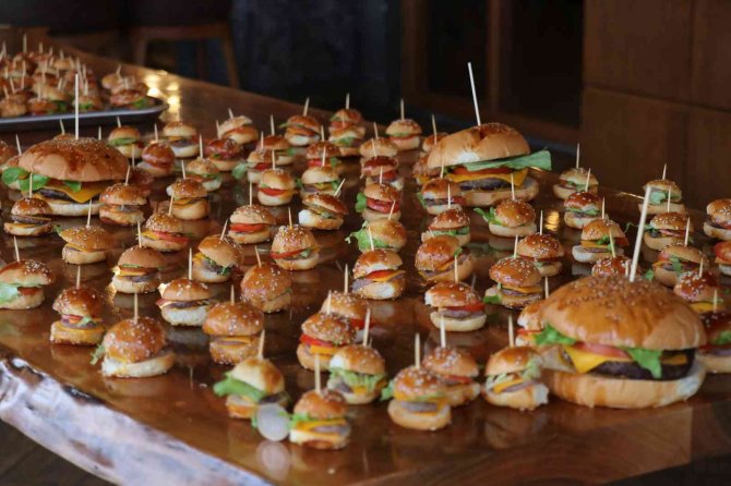 1 TL’ye hamburger: Boyutu küçük, lezzeti büyük
