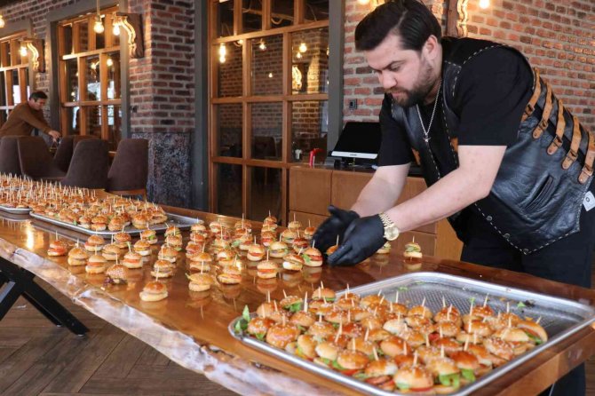 1 TL’ye hamburger: Boyutu küçük, lezzeti büyük