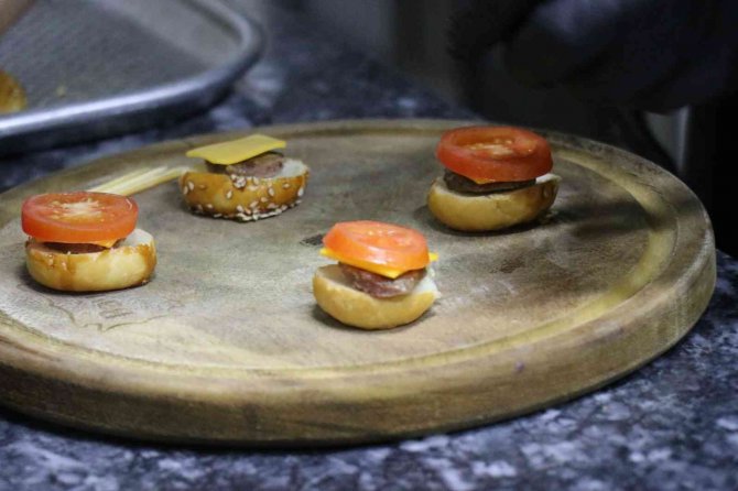 1 TL’ye hamburger: Boyutu küçük, lezzeti büyük
