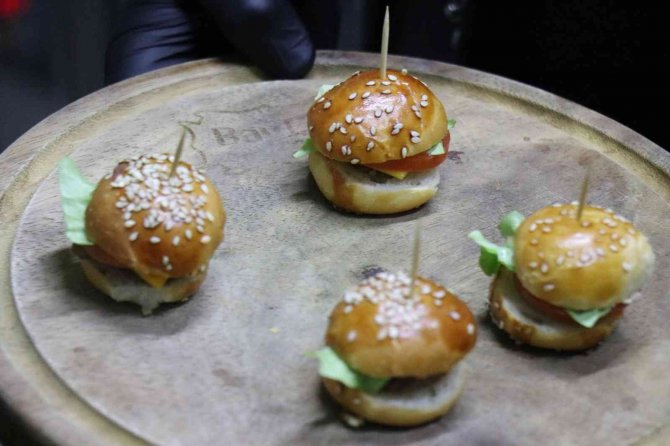 1 TL’ye hamburger: Boyutu küçük, lezzeti büyük