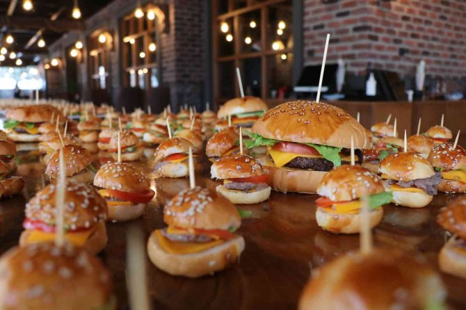 1 TL’ye hamburger: Boyutu küçük, lezzeti büyük