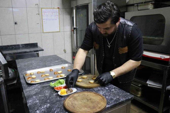 1 TL’ye hamburger: Boyutu küçük, lezzeti büyük