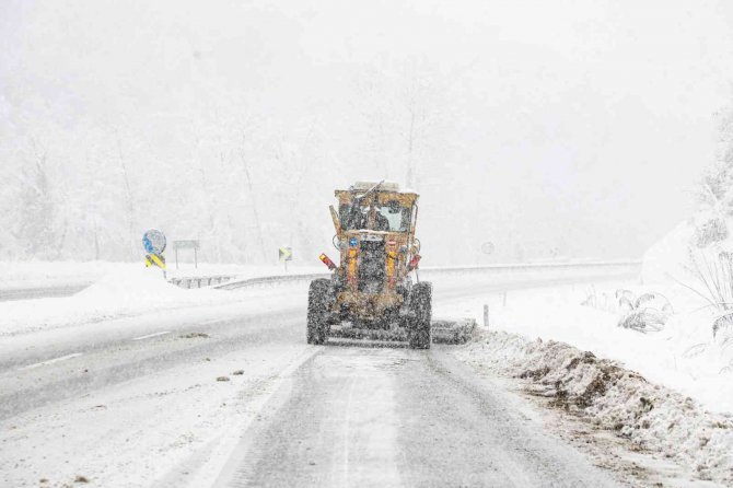 36 saatte 5 bin 140 kilometre yol kardan temizlendi