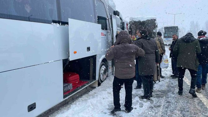 37 aracın zincirleme kaza yaptığı TEM tek şeritten trafiğe açıldı