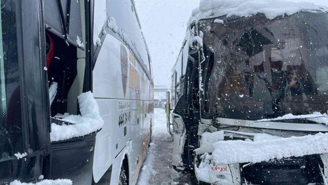 37 aracın zincirleme kaza yaptığı TEM tek şeritten trafiğe açıldı