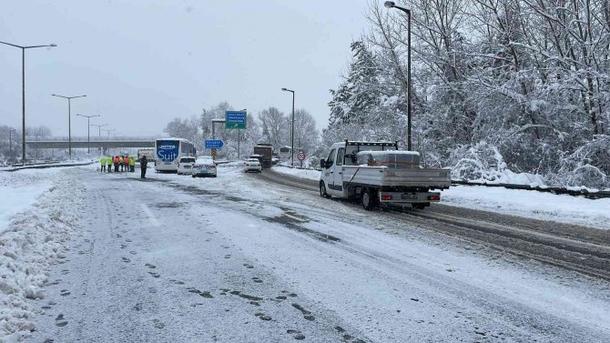 37 aracın zincirleme kaza yaptığı TEM tek şeritten trafiğe açıldı