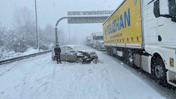 37 aracın zincirleme kaza yaptığı TEM tek şeritten trafiğe açıldı