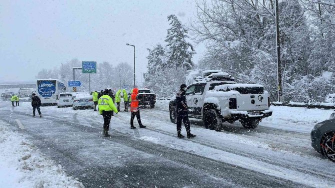 37 aracın zincirleme kaza yaptığı TEM tek şeritten trafiğe açıldı