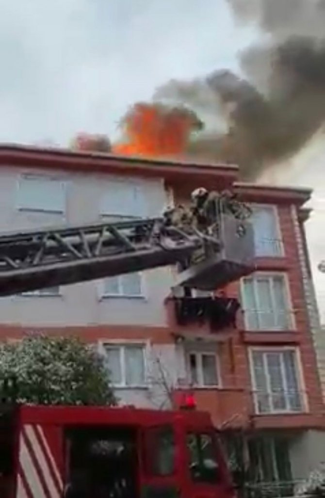 5 katlı binanın çatısı alev alev yandı