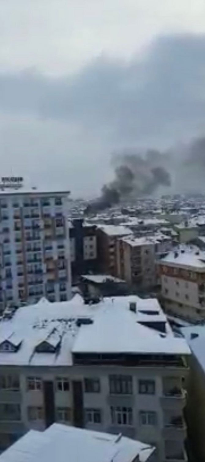 5 katlı binanın çatısı alev alev yandı