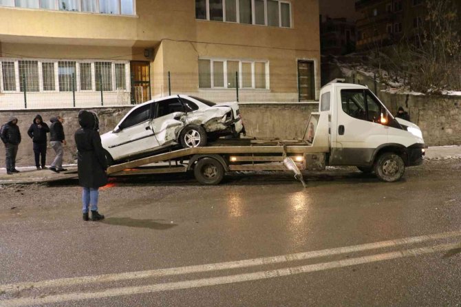 6 otomobile çarptı, aracını bırakıp olay yerinden kaçtı