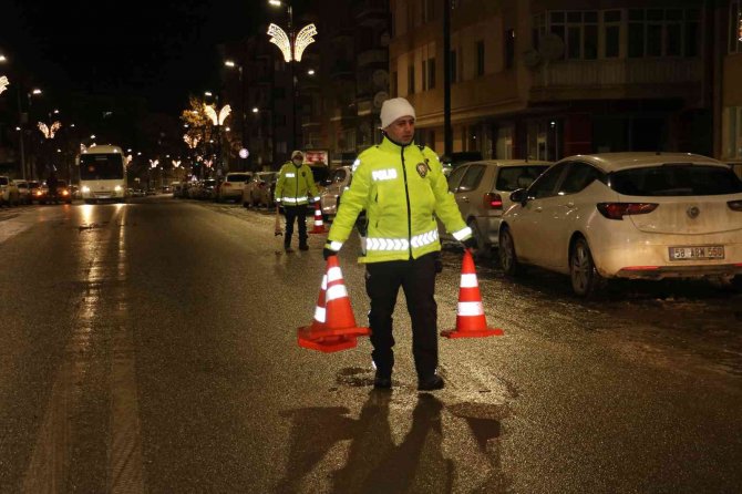 6 otomobile çarptı, aracını bırakıp olay yerinden kaçtı