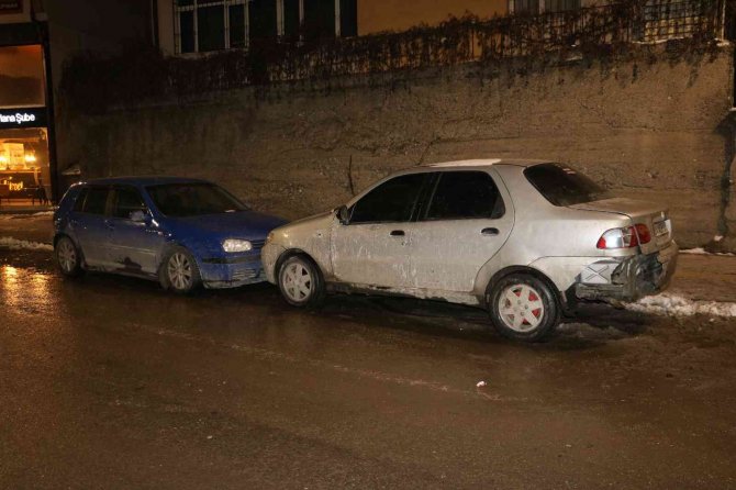 6 otomobile çarptı, aracını bırakıp olay yerinden kaçtı