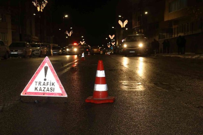 6 otomobile çarptı, aracını bırakıp olay yerinden kaçtı