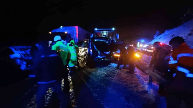 8 araç birbirine girdi: 9 yaralı