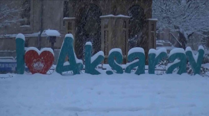 Aksaray’da kar ve tipi etkisini sürdürüyor