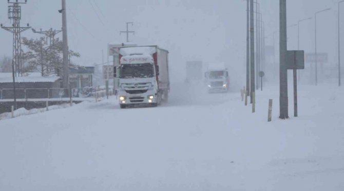 Aksaray’da kar ve tipi etkisini sürdürüyor