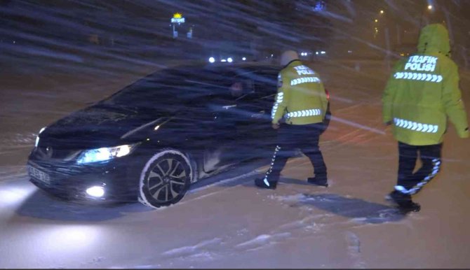 Aksaray’da şiddetli kar ve tipi tüm yolları kapattı