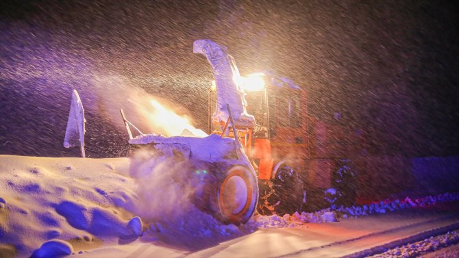 Kar nedeniyle kapanan Antalya-Konya kara yolunun açılması için çalışmalar sürüyor