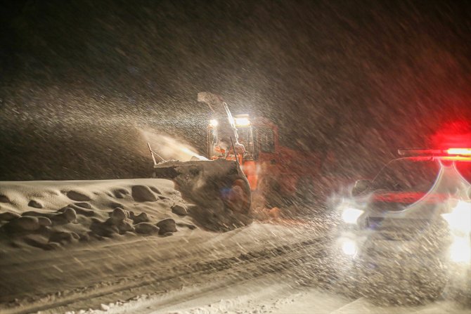 Kar nedeniyle kapanan Antalya-Konya kara yolunun açılması için çalışmalar sürüyor