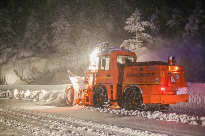Kar nedeniyle kapanan Antalya-Konya kara yolunun açılması için çalışmalar sürüyor