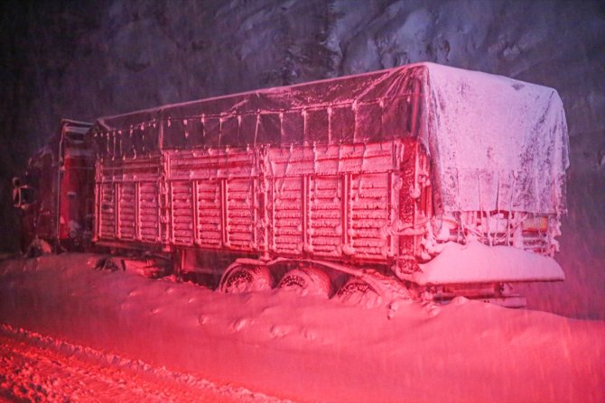 Kar nedeniyle kapanan Antalya-Konya kara yolunun açılması için çalışmalar sürüyor