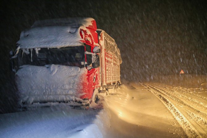Kar nedeniyle kapanan Antalya-Konya kara yolunun açılması için çalışmalar sürüyor