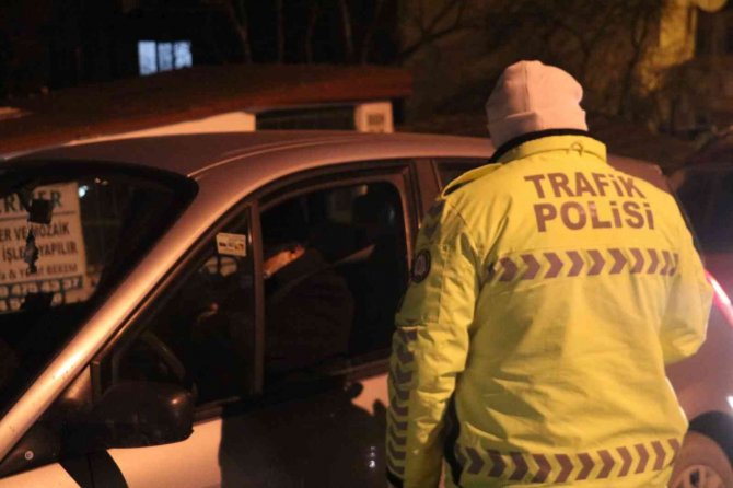 Alkollü sürücüler polislere zor anlar yaşattı