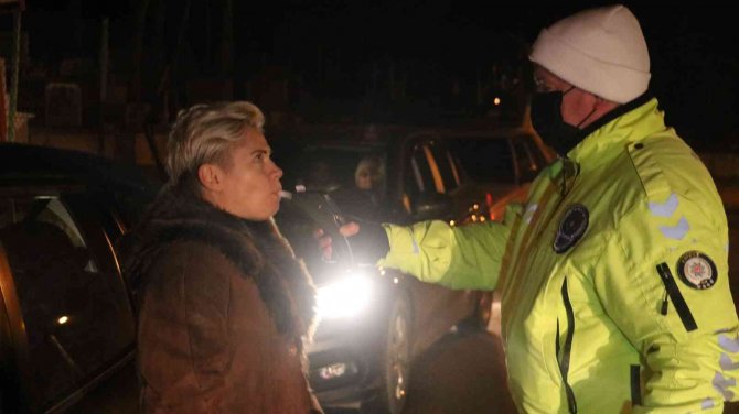 Alkollü sürücüler polislere zor anlar yaşattı
