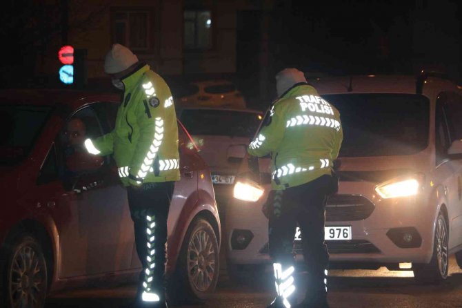 Alkollü sürücüler polislere zor anlar yaşattı
