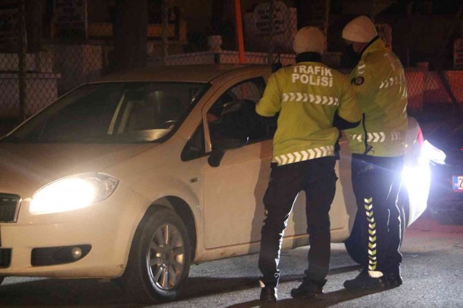 Alkollü sürücüler polislere zor anlar yaşattı