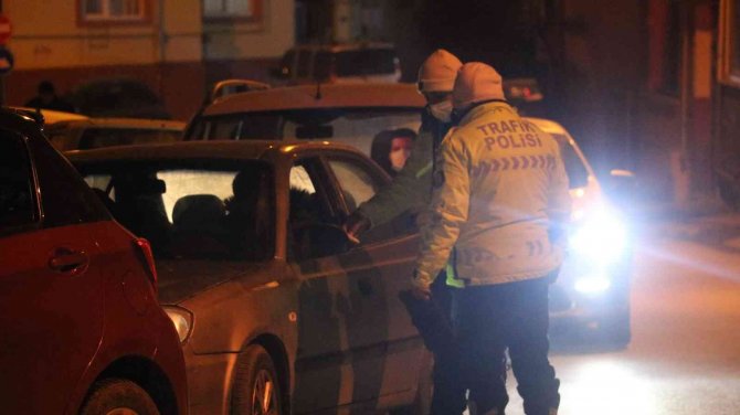 Alkollü sürücüler polislere zor anlar yaşattı