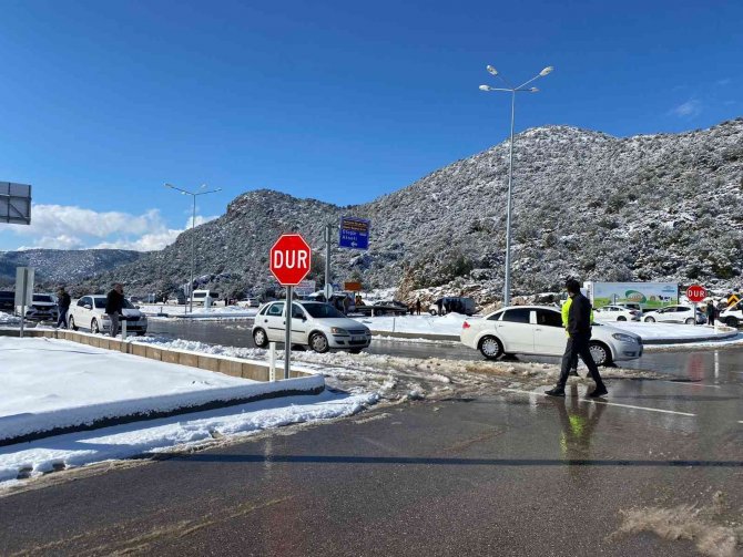 Antalya-Konya karayolu kar sebebiyle 24 saattir kapalı