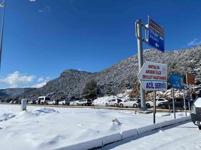 Antalya-Konya karayolu kar sebebiyle 24 saattir kapalı