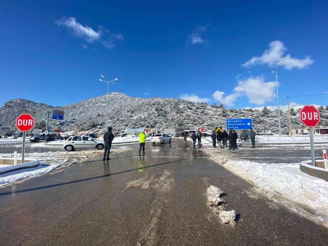 Antalya-Konya karayolu kar sebebiyle 24 saattir kapalı