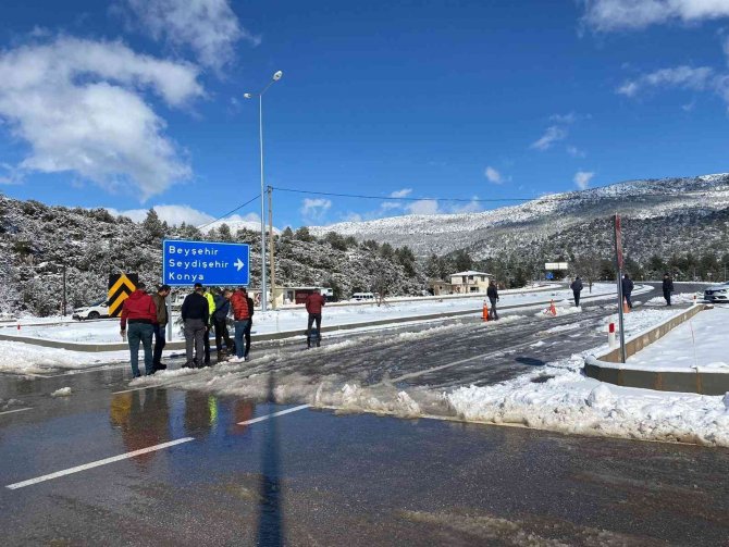Antalya-Konya karayolu kar sebebiyle 24 saattir kapalı