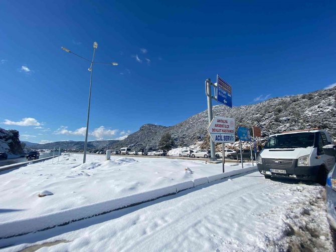 Antalya-Konya karayolu kar sebebiyle 24 saattir kapalı