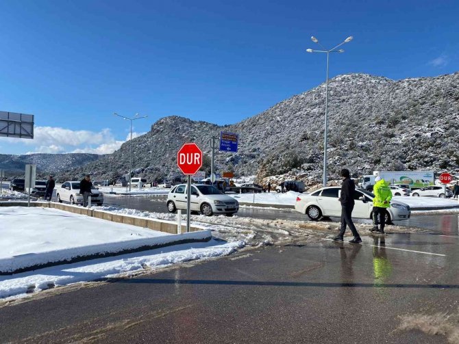 Antalya-Konya karayolu kar sebebiyle 24 saattir kapalı