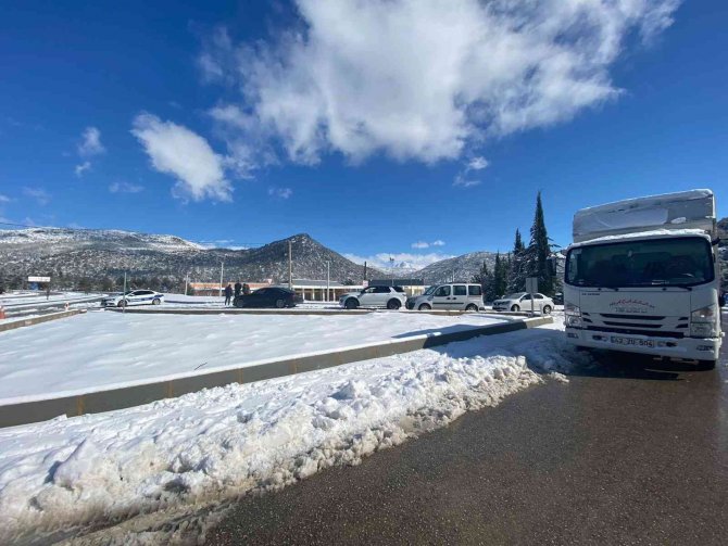 Antalya-Konya karayolu kar sebebiyle 24 saattir kapalı